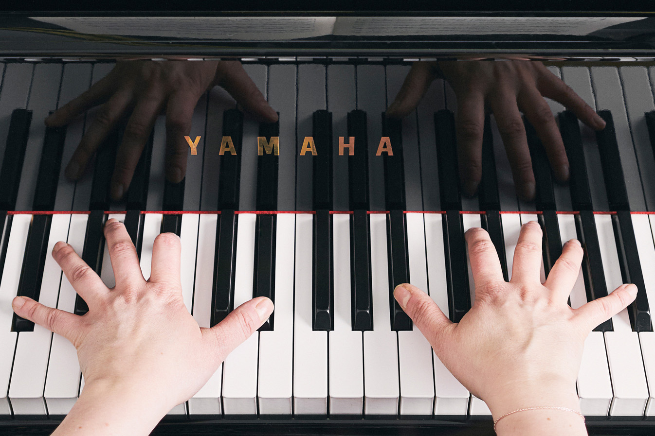 Pianistin kädet koskettimilla