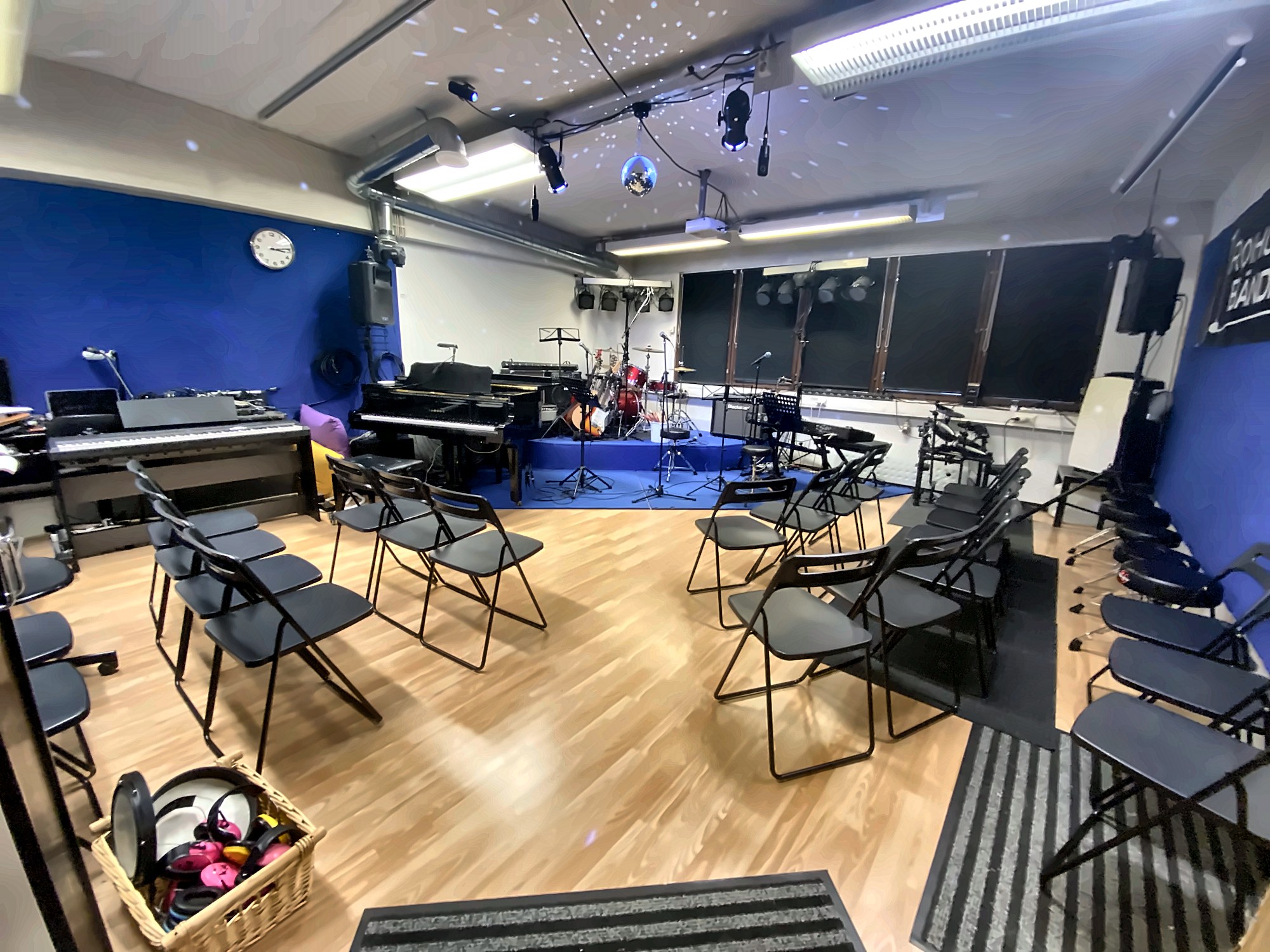 Der Saal bei Tageslicht: Bühne, Flügel, Schlagzeug und Stühle