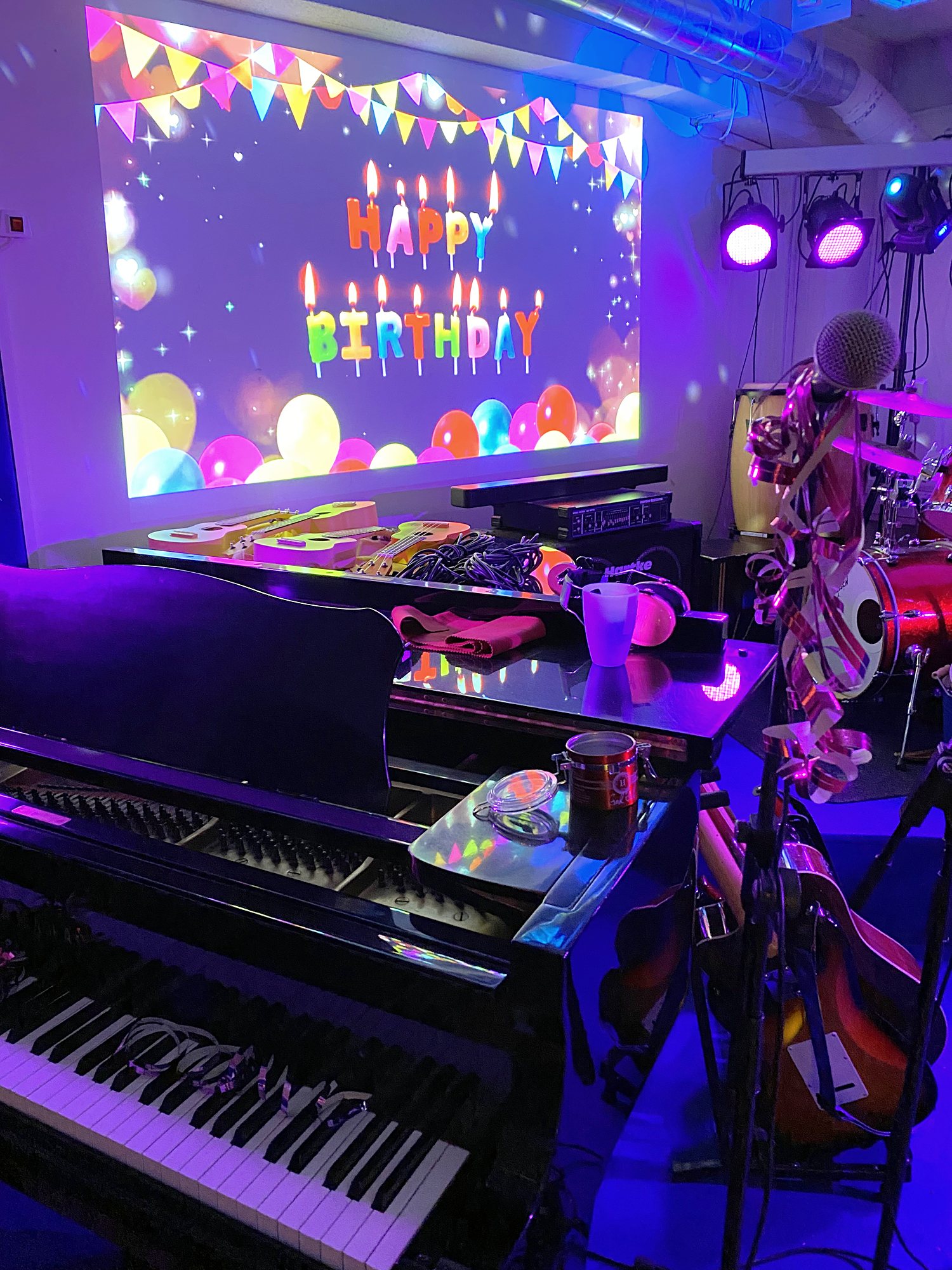 Bändisynttärit: Happy Birthday valkokankaalla, lava ja soittimet
