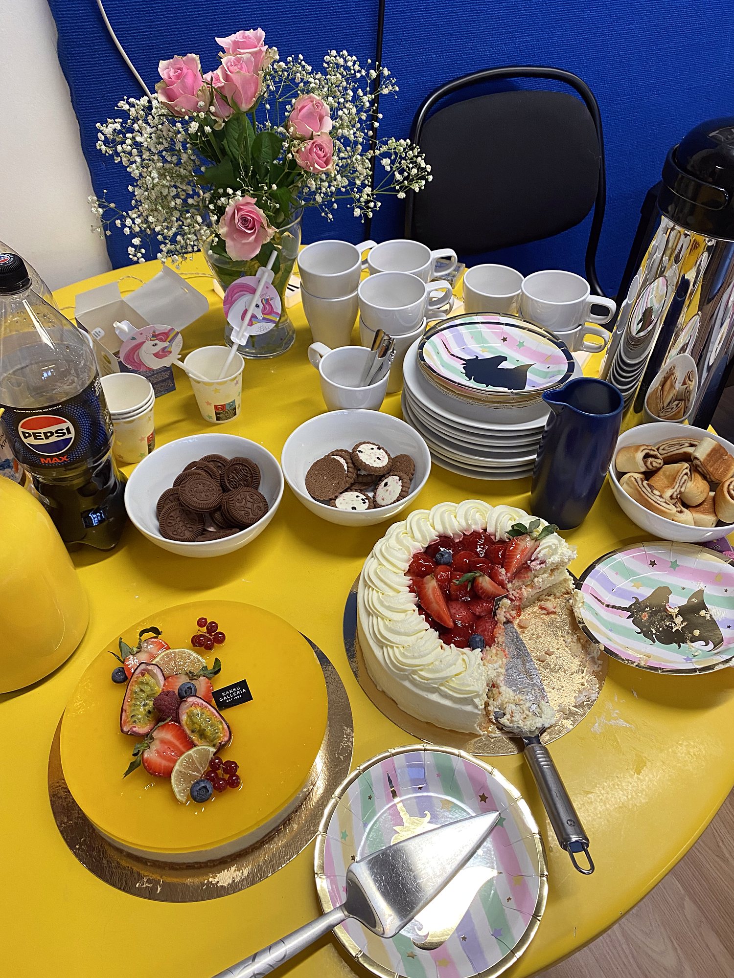 Kuchen und Kaffee bei einer Feier in der Bandschule